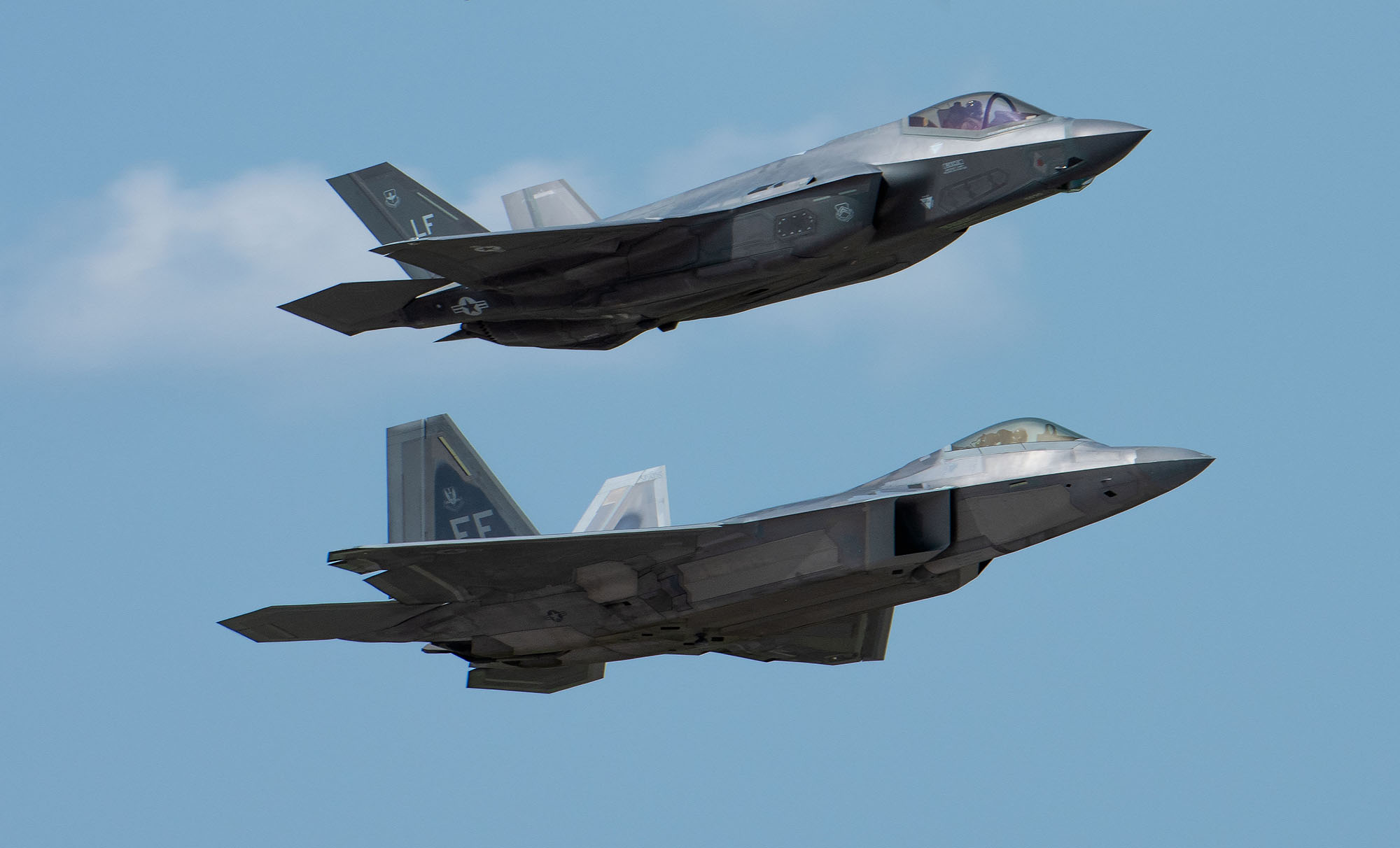 F22 s3 pro. F-22 Raptor и f-35 Lightning II.. F22 Raptor vs f35. F 35 Раптор. Истребитель f-23.
