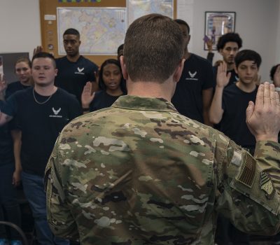 1st Fighter Wing leadership visits recruiting station