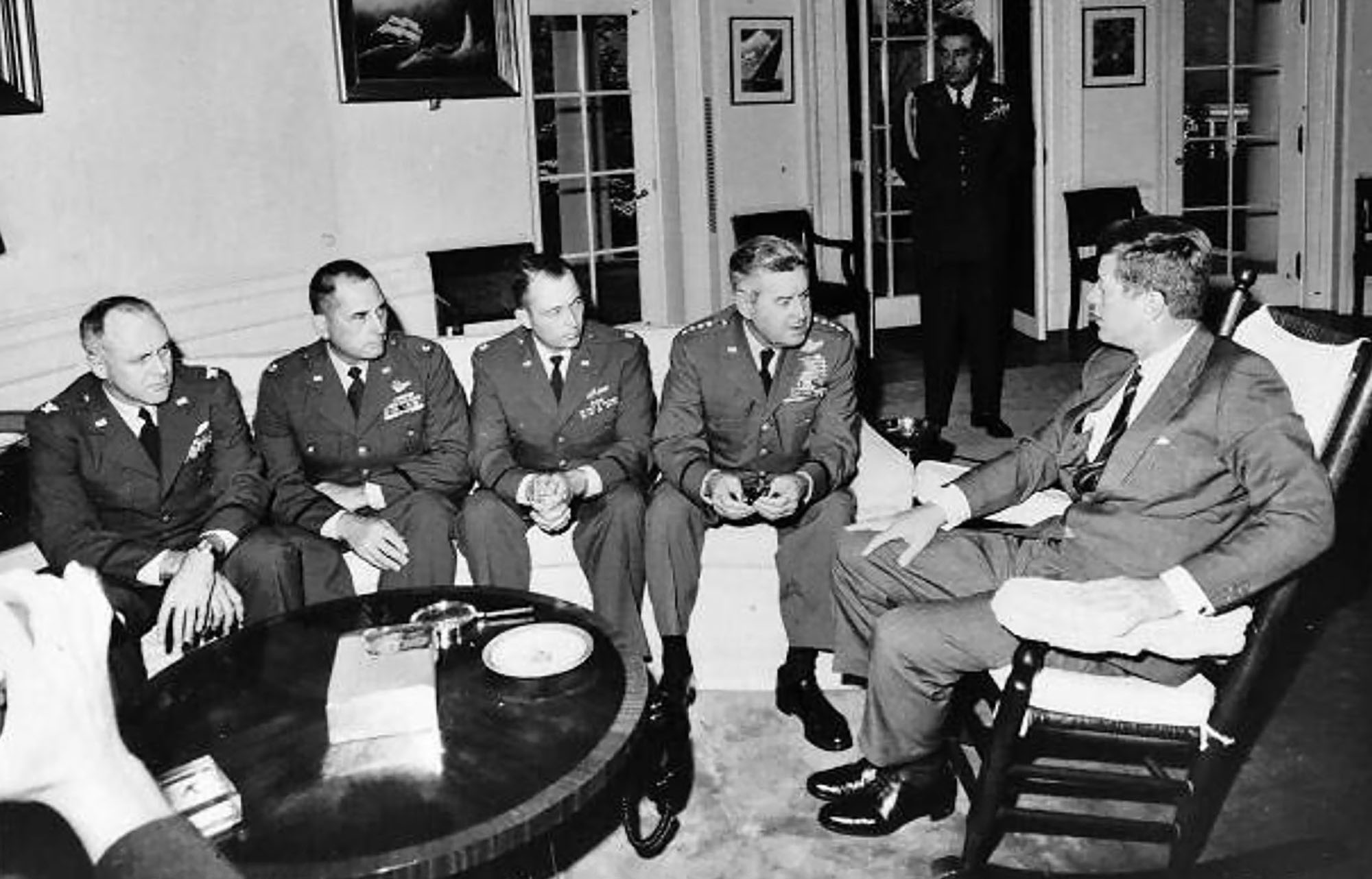 Хрущев и кеннеди карибский кризис. Карибский кризис 1962 кеннеди и хрущев. Куба 1962 карибский кризис. Джон кеннеди карибский кризис. Переговоры во время карибского кризиса.