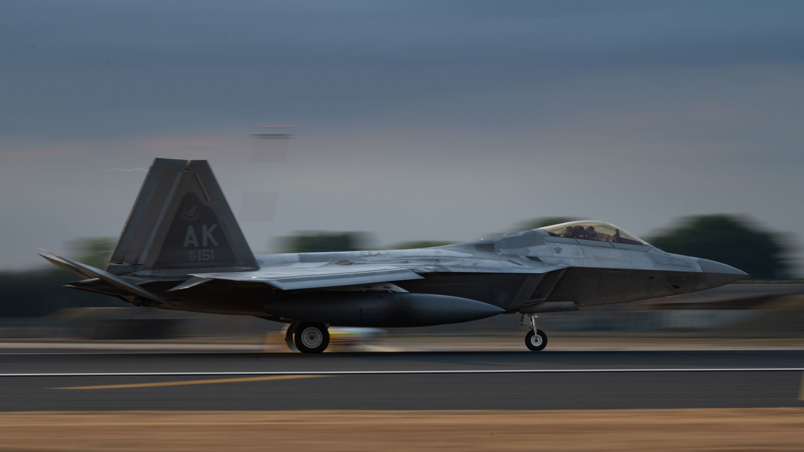 Headed to Poland to Boost NATO, F-22s Arrive in UK