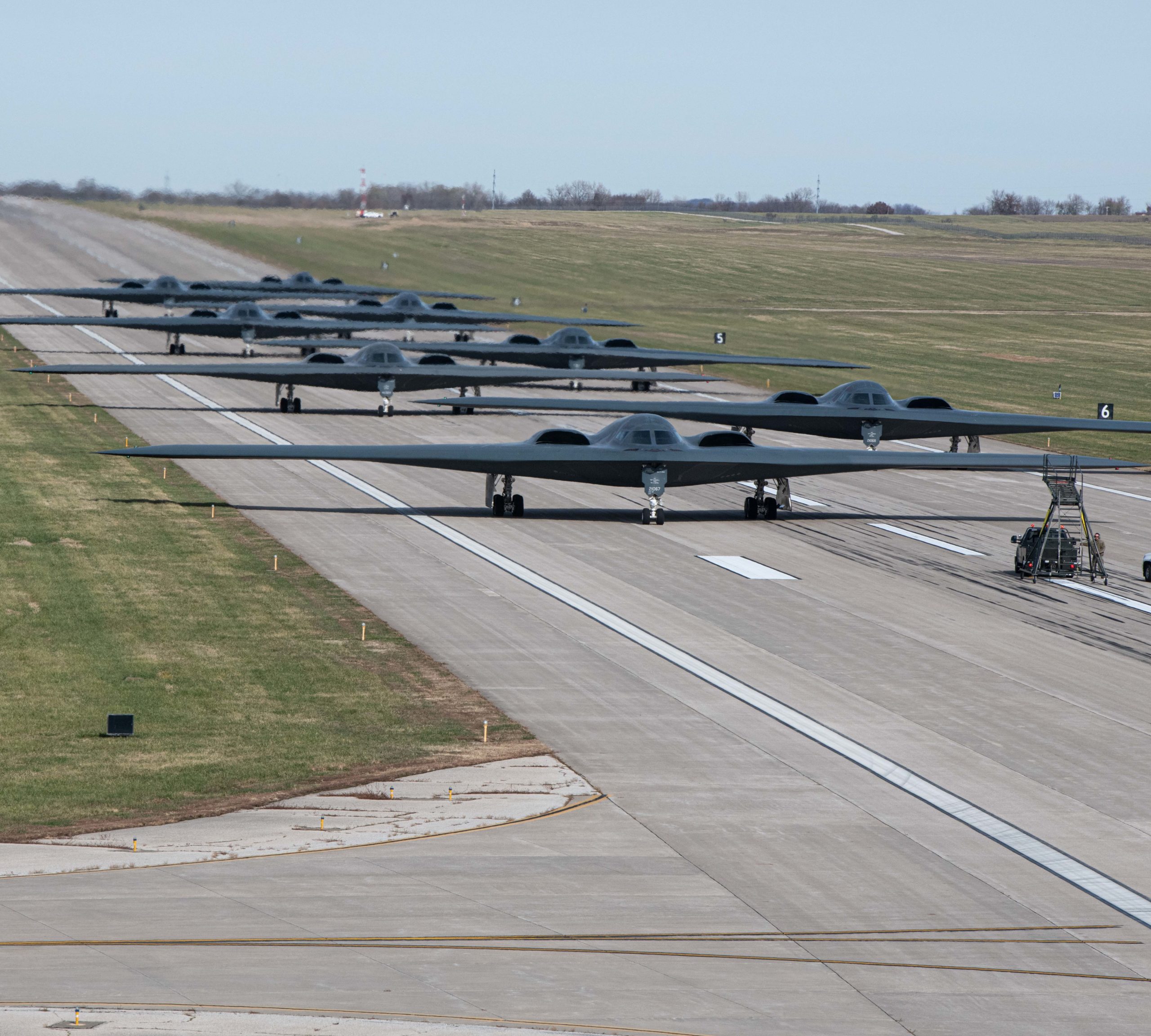 The World Reacts: The U.S. Air Force Showed Off 8 B-2 Stealth Bombers At  Once - 19FortyFive
