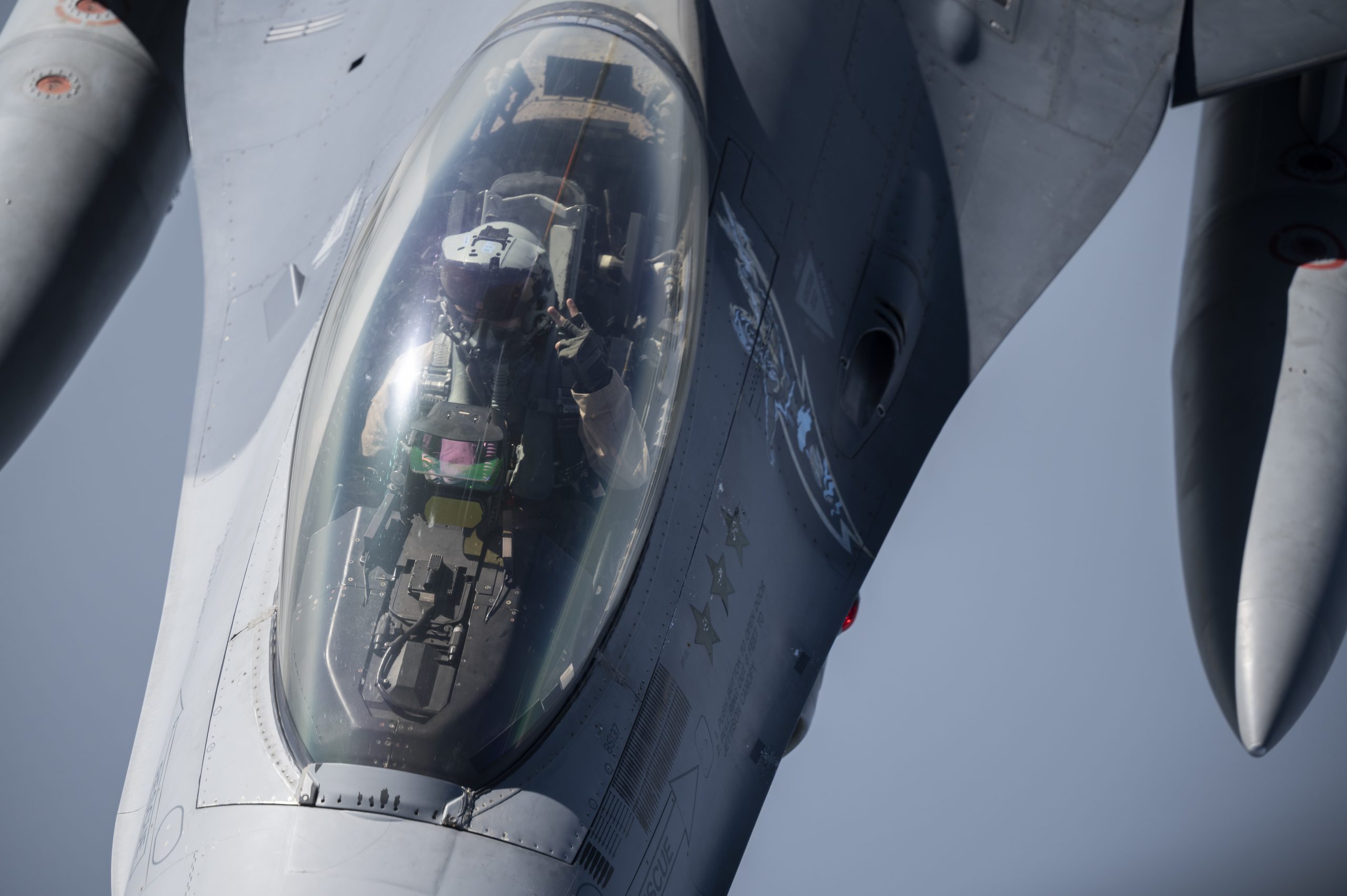 Egy F-16-os három levegő-levegő ölő légi küldetéssel Irán elrettentésére