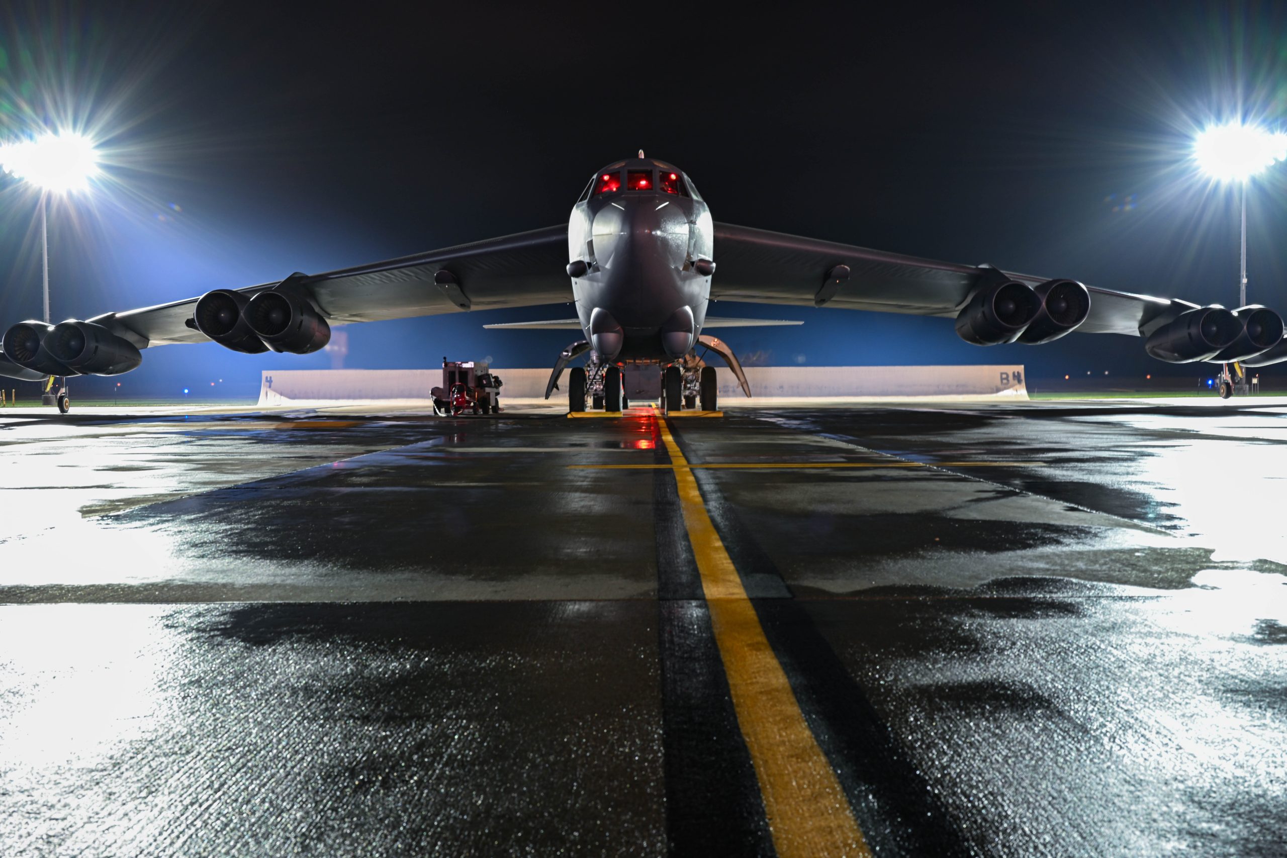 B-52 Makes Emergency Landing After Engine Fire, No Crew Injured