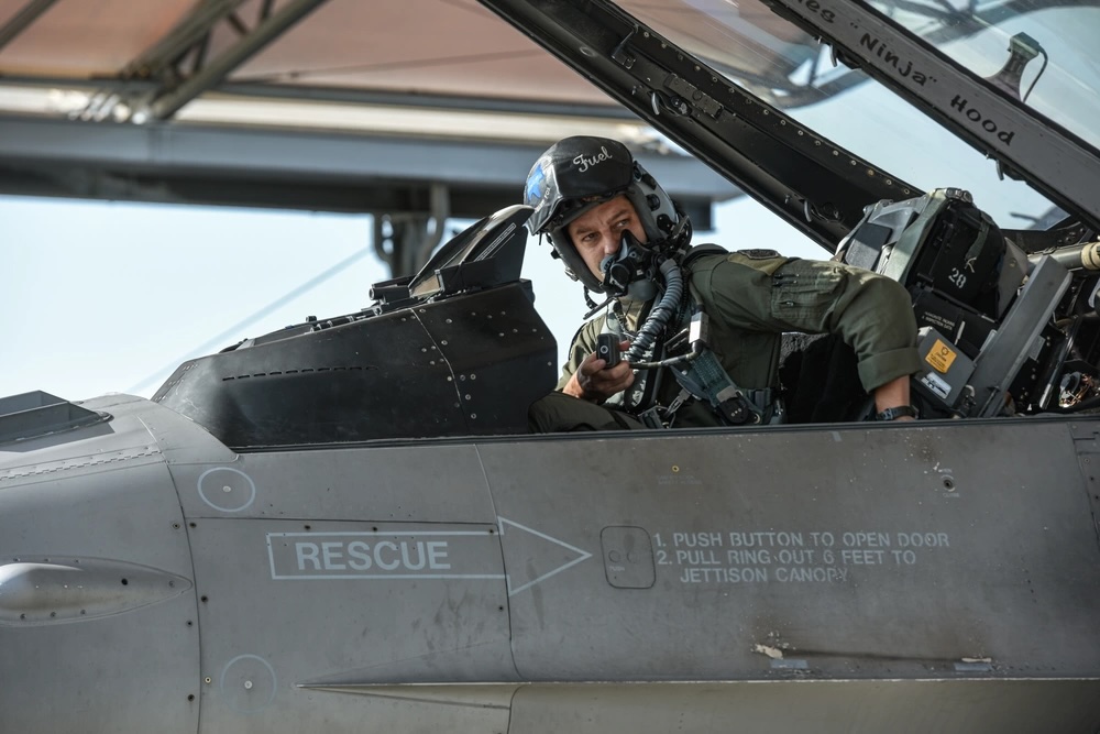 F-16 Pilot Earns Trophy for Saving Jet With Smooth Belly Landing