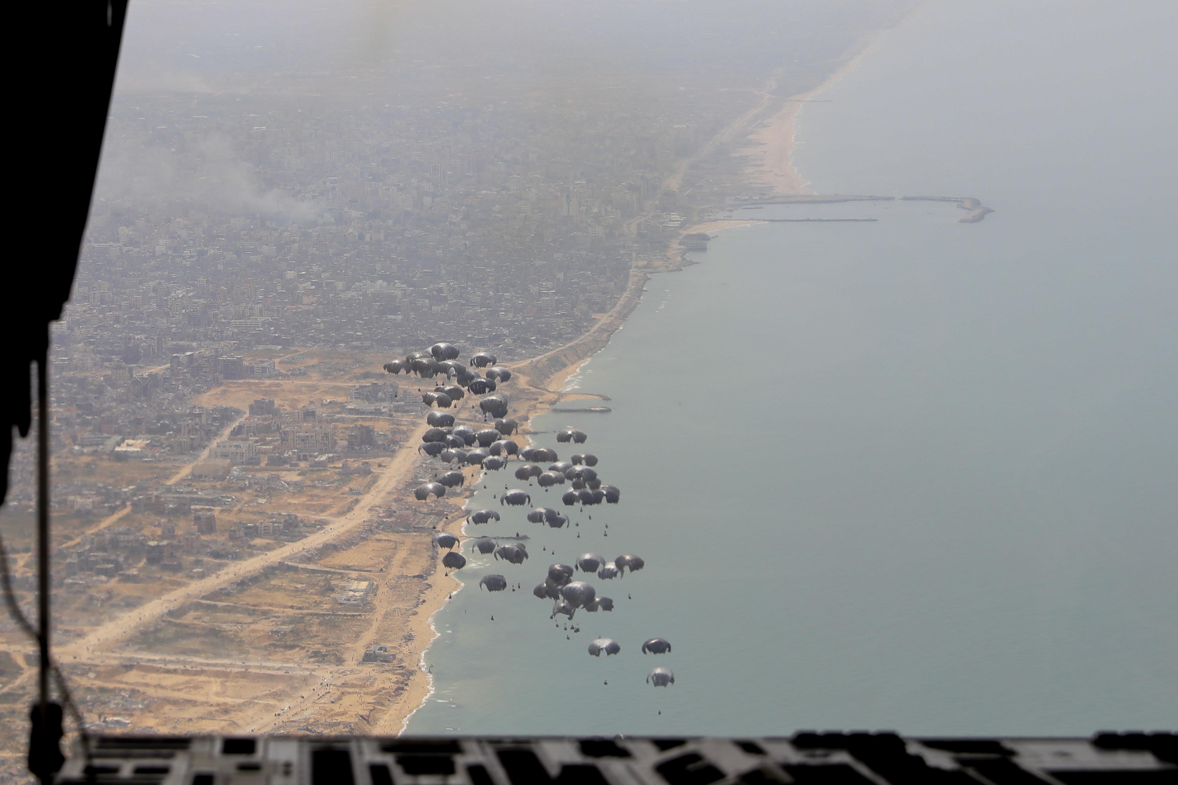 C17AirdropOverGaza_032924_Gordon-27-of-35.jpg