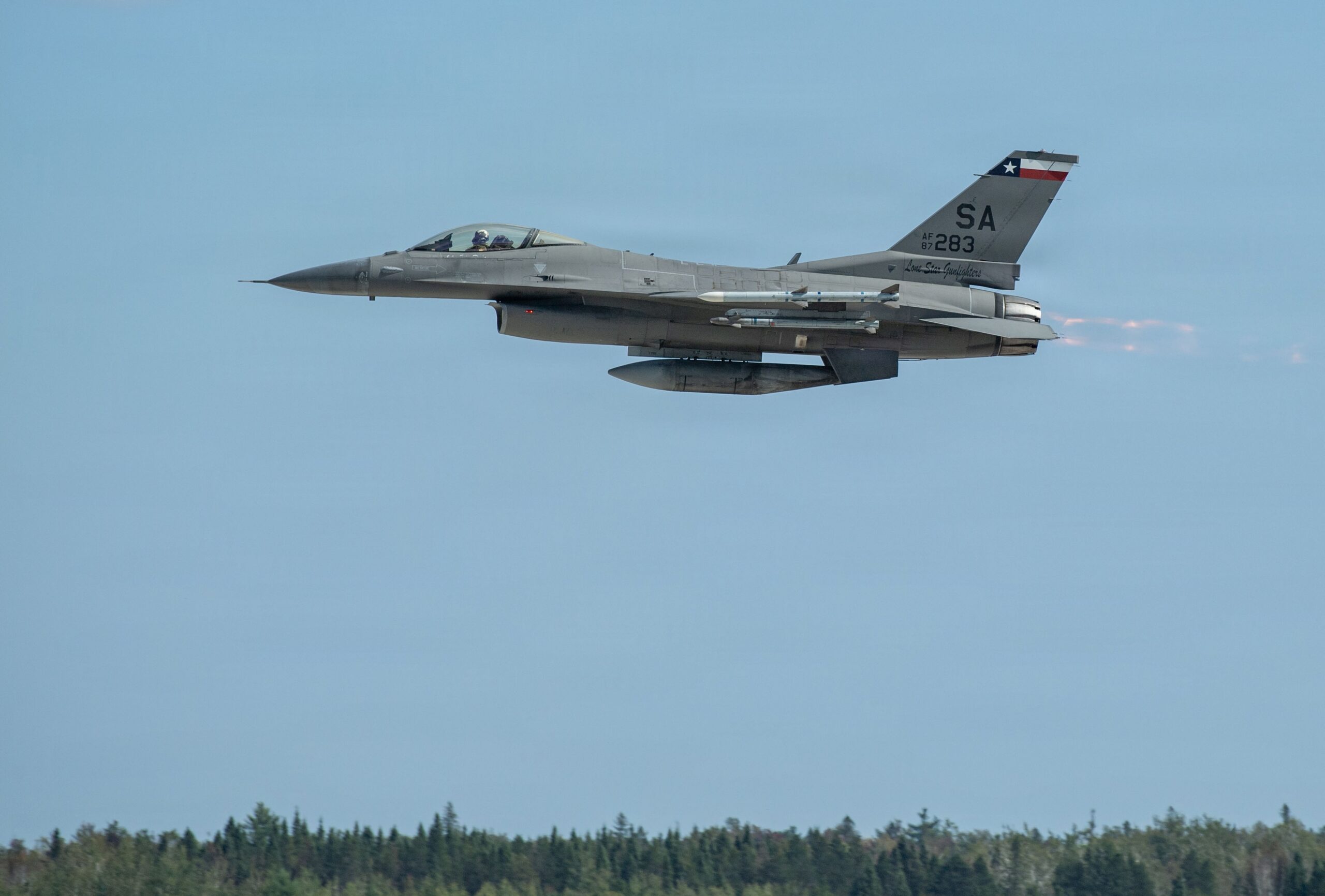 F-16 Jet Crashes in Michigan During Training Exercise as Pilot Ejects Safely - News Directory 3